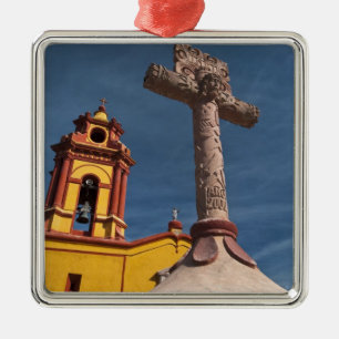 Mexiko, Bernal. Blick auf Iglesia de San Sebastian Silbernes Ornament