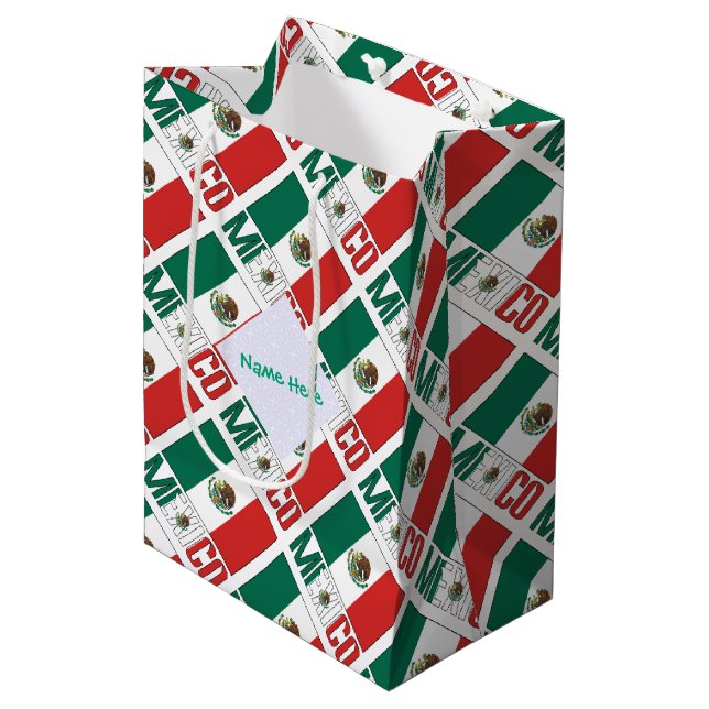 Mexiko Flag Tiled Green Personalisiert Mittlere Geschenktüte (Vorderseite Schrägansicht)