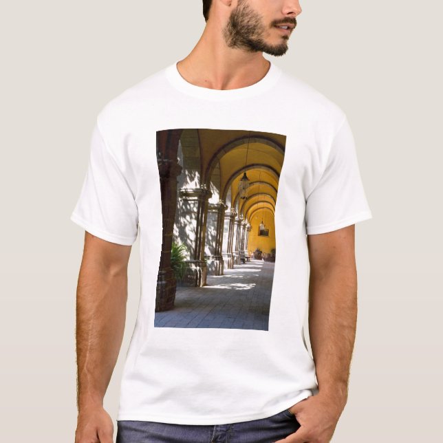 Mexiko, Guanajuato Staat, San Miguel de Allende. T-Shirt (Vorderseite)