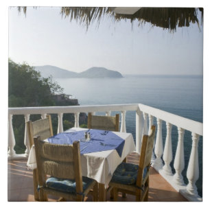 Mexiko, Guerrero, Zihuatanejo. Café Table over Fliese