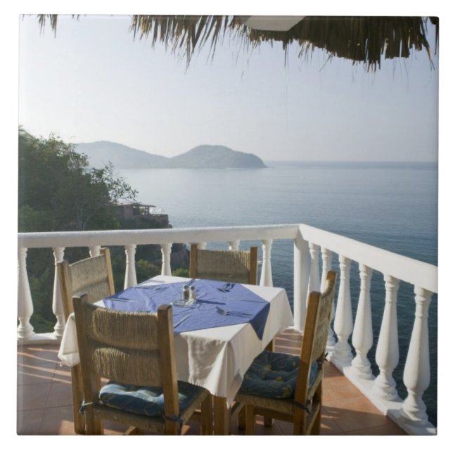 Mexiko, Guerrero, Zihuatanejo. Café Table over Fliese (Vorderseite)