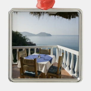 Mexiko, Guerrero, Zihuatanejo. Cafétisch über Ornament Aus Metall