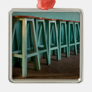 Mexiko, Oaxaca, Grüne Barhocker säumen die Wand Ornament Aus Metall