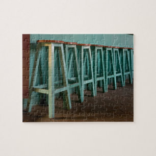 Mexiko, Oaxaca, Grüne Barhocker säumen die Wand Puzzle