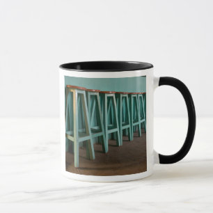 Mexiko, Oaxaca, Grüne Barhocker säumen die Wand Tasse