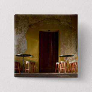 Mexiko, Oaxaca, Nachmittagslicht erhellt Balkon vo Button