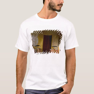 Mexiko, Oaxaca, Nachmittagslicht erhellt Balkon vo T-Shirt