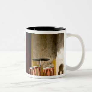 Mexiko, Oaxaca, Nachmittagslicht erhellt Balkon vo Zweifarbige Tasse
