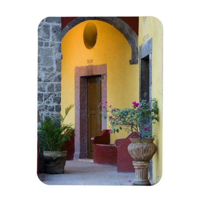 Mexiko, San Miguel de Allende, Eingang zum Archway Magnet (Vertikal)