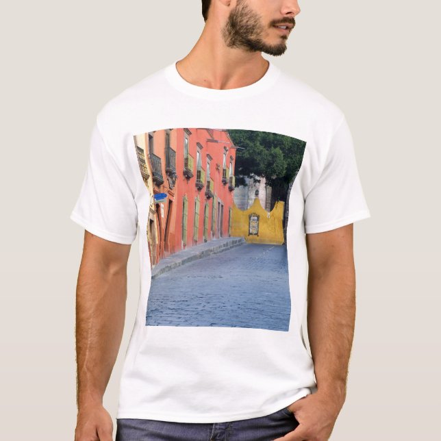 Mexiko, San Miguel de Allende, Zuhause entlang T-Shirt (Vorderseite)