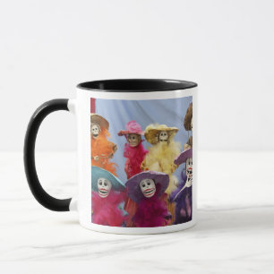 Mexiko. Skelettierte Catrinas, feiernde Figuren Tasse