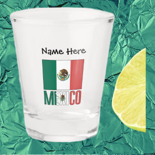 Mexiko und mexikanische Flagge mit Ihrem Namen auf Schnapsglas
