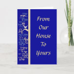 Mezuzah Gebet Feiertagskarte<br><div class="desc">5" x 7" Grußkarte mit einem Bild eines Mezuzah Gebet auf königlich blau. Der Text auf der Vorderseite steht für "Von unserem Haus zu Ihrem". Im Inneren steht "Möge Hanukkah Herz und Zuhause mit besonderer Freude und nachhaltigem Glück füllen". Die gesamte Hanukkah Grußkartensammlung finden Sie unter CARDS & STICKERS Kategorie...</div>