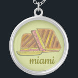 Miami Florida Ham Swiss Cheese Kuban Sandwich Versilberte Kette<br><div class="desc">Illustration bietet ein köstliches kubanisches Sandwich - ein Miami, Florida Favorit! Dieses köstlich gepresste Sandwich, eine Version eines klassischen Schinken und Käse, hat kubanisches Brot, Schinken, Schweizer Käse, pickles, Senf, und manchmal Salami. Ideal für Ihren Lieblingsflorianer! Dieses kubanische Sandwich Feinschmecker Design ist auch auf anderen Produkten erhältlich. Viele weitere Illustrationen...</div>