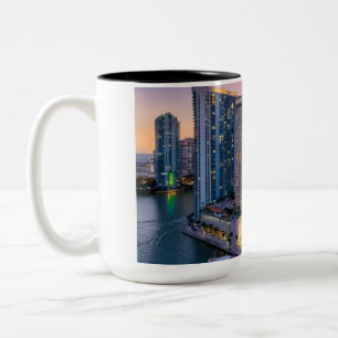 Miami-Skyline-Sonnenuntergang mit InterContinental Zweifarbige Tasse