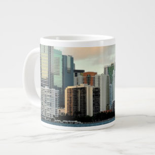 Miami-Wolkenkratzer gegen breiten klaren Himmel Jumbo-Tasse