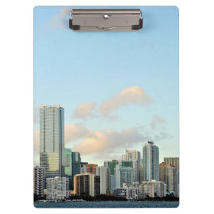 Miami-Wolkenkratzer gegen breiten klaren Himmel Klemmbrett