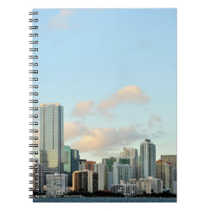 Miami-Wolkenkratzer gegen breiten klaren Himmel Notizblock