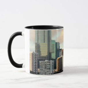 Miami-Wolkenkratzer gegen breiten klaren Himmel Tasse