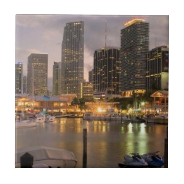 MiamifinanzSkyline an der Dämmerung Fliese (Vorderseite)