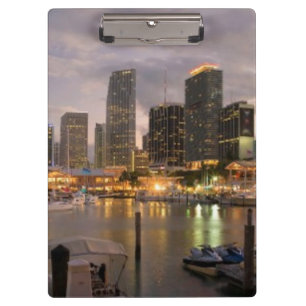 MiamifinanzSkyline an der Dämmerung Klemmbrett
