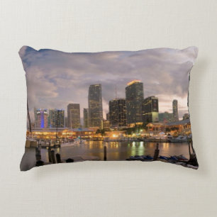 MiamifinanzSkyline an der Dämmerung Zierkissen
