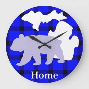 Michigan-Bär zu Hause in Buffalo Plaid Große Wanduhr