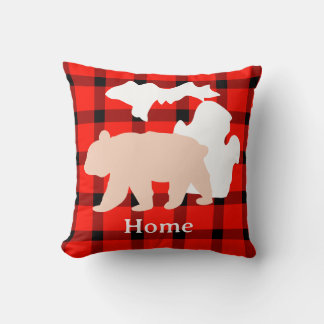 Michigan-Bären zu Hause in Buffalo Plaid Kissen