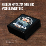 Michigan hört nie auf, die Schmuckbox aus Holz zu  Erinnerungskiste<br><div class="desc">Bewahren Sie Ihre wertvollen Kuchen und Schmuckstücke in dieser wunderschön gestalteten Schmuckbox aus Holz mit einem atemberaubenden Design, das den Geist von Michigan Abenteuer würdigt. Der Deckel zeigt eine künstlerische Darstellung des Porcupine-Gebirges und einen motivierend Slogan: "Nimm die Long Way Zuhause - hör niemals auf zu erkunden". Dieses einzigartige Design...</div>
