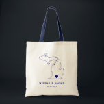 Michigan Map Wedding Welcome Bag Tasche, Navy Tragetasche<br><div class="desc">Begrüßungsgeschenktasche mit Kartengrafik. Ihre Gäste werden in ihrem Hotel einchecken und diese Tasche mit den Leckereien,  die sie erwarten,  finden. Sie können das Herz mit der Funktion "Weiter anpassen" an den Ort Ihres großen Tages positionieren.</div>