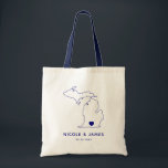 Michigan Map Wedding Welcome Bag Tasche, Navy Tragetasche<br><div class="desc">Begrüßungsgeschenktasche mit Kartengrafik. Ihre Gäste werden in ihrem Hotel einchecken und diese Tasche mit den Leckereien,  die sie erwarten,  finden. Sie können das Herz mit der Funktion "Weiter anpassen" an den Ort Ihres großen Tages positionieren.</div>