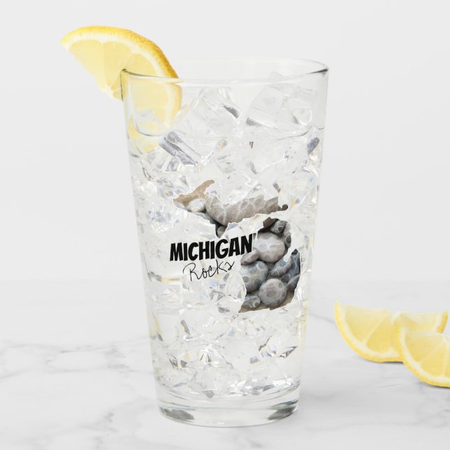 Michigan-Silhouette mit Petoskey-Steinen gefüllt Glas (Vorderseite Ice)