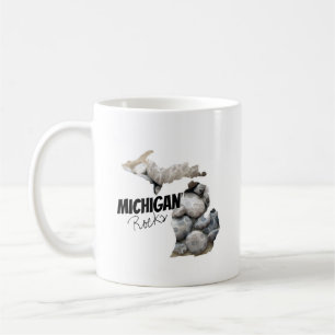 Michigan-Silhouette mit Petoskey-Steinen gefüllt Kaffeetasse