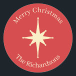 Mid Century Retro Christmas Star Personalisiert Runder Aufkleber<br><div class="desc">Moderne Retro 50er Sternexplosion aus der Mitte des Jahrhunderts mit frohen Weihnachten und Namenstext. Ein nostalgischer Knoten in Richtung Atomzeitalter (auch bekannt als Weltraumzeitalter oder Atomzeitalter) der 1950er und des 60ers. In Vintagen Mitte des Jahrhunderts Weihnachten rot und creme. Sauber, einfach, minimalistisch. Text kann personalisiert und angepasst werden. Von Kierkegaard...</div>
