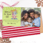 Mid Century Retro Elf 1 Foto Weihnachtslustige Ged Feiertagskarte<br><div class="desc">Ihr Foto scheint auf der Vorderseite dieser personalisierten Karte. Das lustige Weihnachtsdesign entstand mit meinem handgemalten, gemischten Medienelf mit geheimnisvollen Details und einem grünen Hintergrund mit Schneeflocken für ein einzigartiges und skurriles Ambiente. Die Retrofarbenpalette aus Pink, Grüntöne und Blues aus der Mitte des Jahrhunderts ist perfekt für die moderne Urlaubssaison...</div>