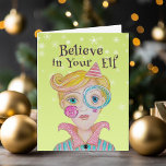 Mid Century Retro Elf Whimsical Weihnachtsgedicht Feiertagskarte<br><div class="desc">Dieses niedliche Weihnachtsdesign entstand mit meinem handgemalten, gemischten Medienelf mit eigenartigen Details und einem grünen Hintergrund mit Schneeflocken für ein einzigartiges und skurriles Ambiente. Die weiche Retrofarbenpalette aus Rosa, Grüntöne und Blues ist perfekt für die moderne Ferienzeit und der lustige Pun "Glaube an deinen Elf" fügt eine Touch Spaß hinzu....</div>