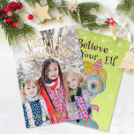 Mid Century Retro Magical Elf 1 Foto Weihnachten Folien Feiertagskarte<br><div class="desc">Ihr Foto glänzt mit echter Metallfolie und Texten in Gold, Rose, Gold oder Silber auf der Vorderseite dieser personalisierten Karte. Das lustige Weihnachtsdesign auf der Rückseite entstand mit meiner handgemalten, gemischten Medienelf mit geheimnisvollen Details und einem grünen Hintergrund mit Schneeflocken für ein einzigartiges und skurriles Ambiente. Die Retrofarbenpalette aus Pink,...</div>