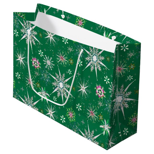 Mid-Century Snowflakes Galore On Green Große Geschenktüte (Vorderseite Schrägansicht)