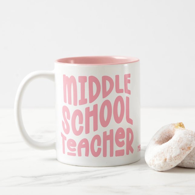 Middle School Teacher Pink Typography Zweifarbige Tasse (Mit Donut)