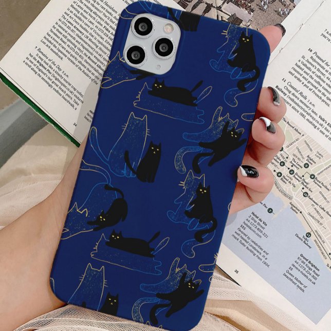Midnight Black Cats– modern minimal Pattern iPhone 15 Hülle (Von Creator hochgeladen)