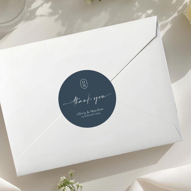 Midnight Blue | Chic & Modern Wedding Monogram  Runder Aufkleber (Von Creator hochgeladen)