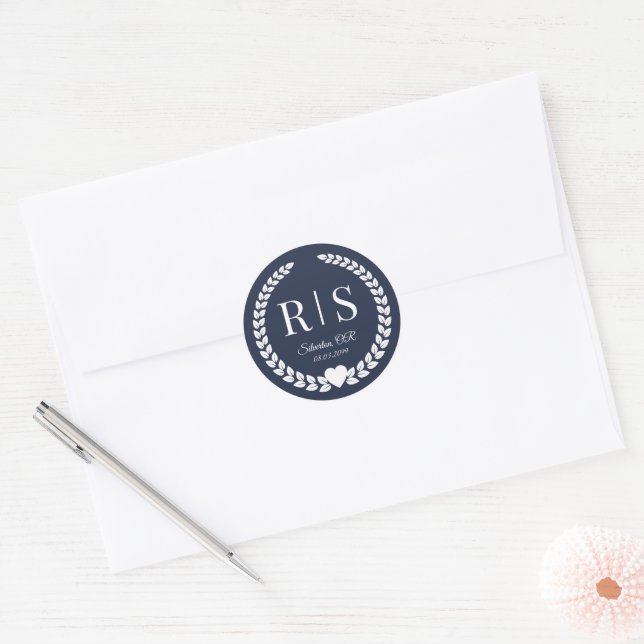 Midnight Navy Blue Wedding Monogram Initials Runder Aufkleber (Umschlag)