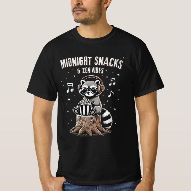 Midnight Snacks, Zen Vibes humorvolles Waschbär T-Shirt (Vorderseite)