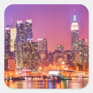 Midtown Manhattan nachts mit Reich Stae Quadratischer Aufkleber