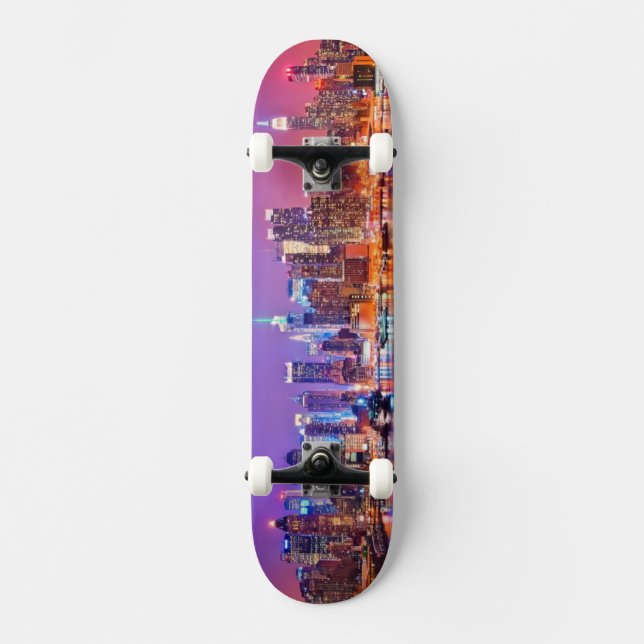 Midtown Manhattan nachts mit Reich Stae Skateboard (Vorderseite)
