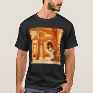 Miezekatze unter Stuhl T-Shirt