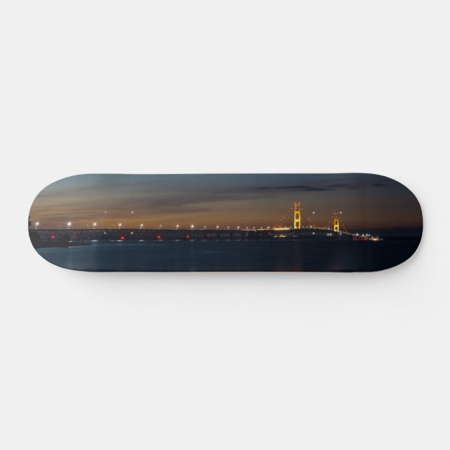 Mighty Mac bei Nacht Pano Skateboard (Horizontal)