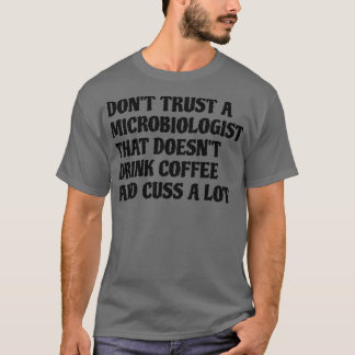 Mikrobiologe, die Kaffee trinken, trüben viel T-Shirt