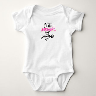 Milch Betrunken & liebevoll - BabyWear Baby Strampler