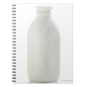 Milchflasche auf weißem Hintergrund Notizblock